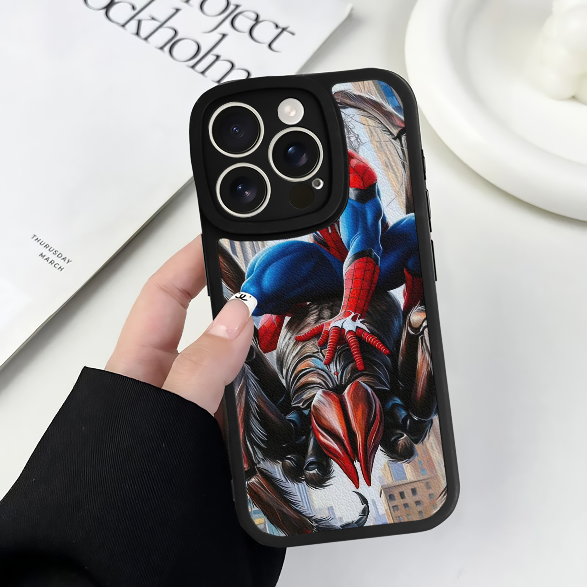 Spider Man スパイダーマン 【iPhone 16シリーズ対応】シリコンスマホケース（レザー調） 材質：シリコン